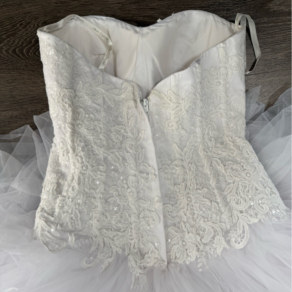 Oleg Cassini white strapless ruffled wedding dress with Spanish veil - Picture 8 of 10